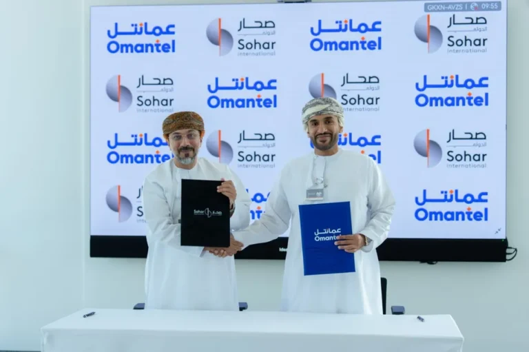 صحار الدولي وعُمانتل يوقعان برنامج تعاون استراتيجي لتعزيز الابتكار ودعم الاقتصاد الرقمي في سلطنة عُم